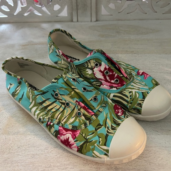 Arizona Jean Company Shoes - NWT Arizona Jeans Lacy Shoe Canvas Floral Sneaker Slip In Pink, Blue, Green Sz 9